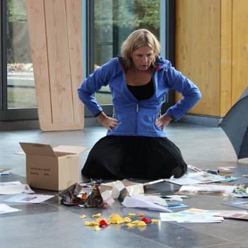 Optreden Astrid van der Laar van Lach op de Dag tijdens het symposium Ooit ga je dood, oktober 2016